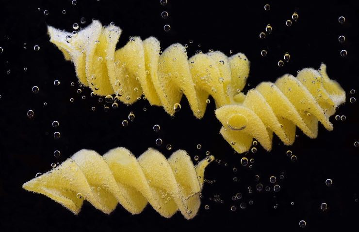 Cuocere la pasta a fuoco spento: non è solo una questione di risparmio