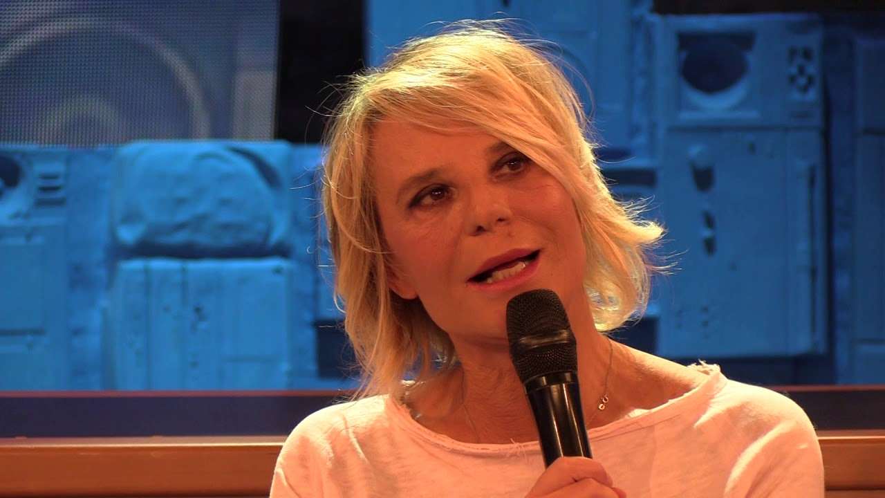 maria de filippi commossa