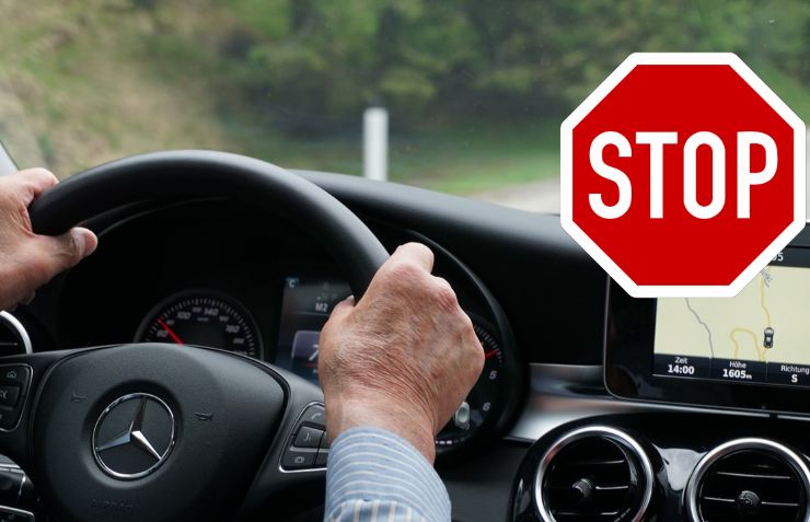 stop alla guida in autostrada per gli anziani
