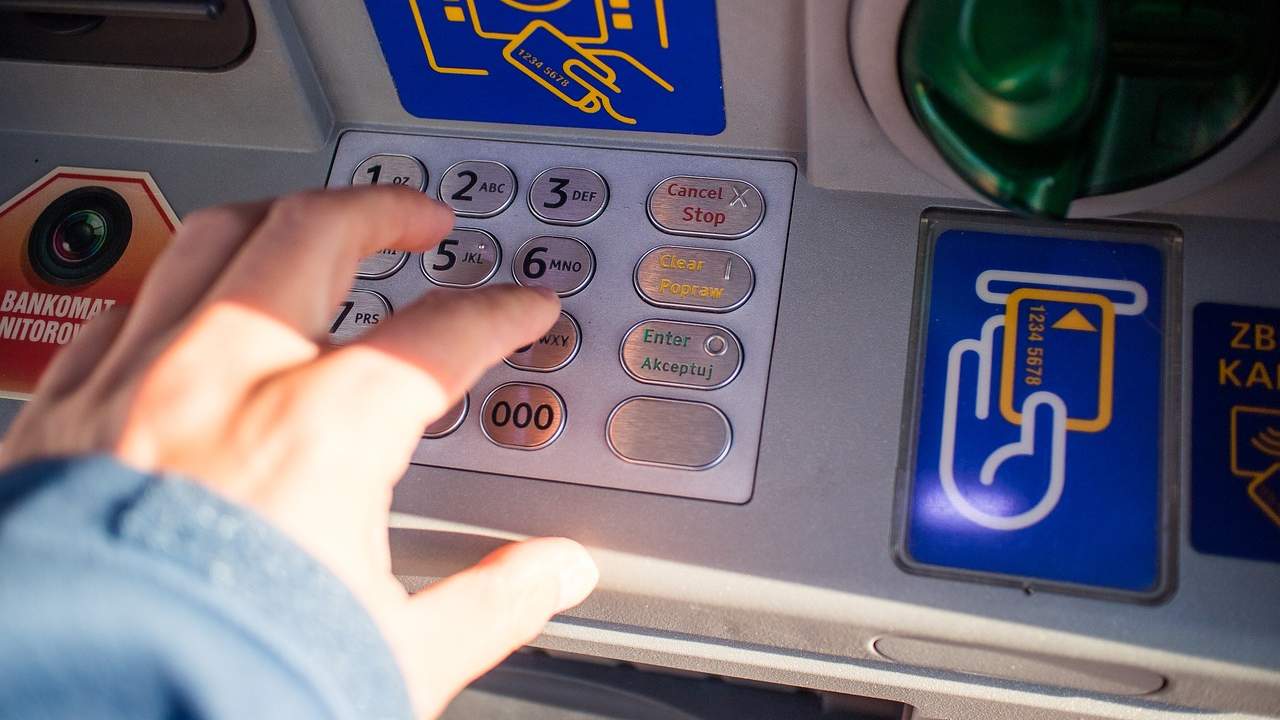 Come prelevare al bancomat senza carta di credito