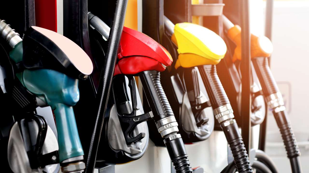 Cosa dice il decreto del Governo Meloni sui carburanti