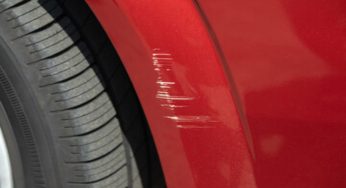Cosa puoi fare per legge se trovi l’auto graffiata