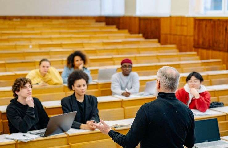 università