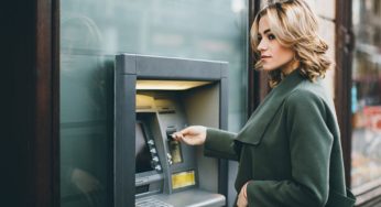 Bancomat, occhio alle truffe in vacanza: cosa può capitarti