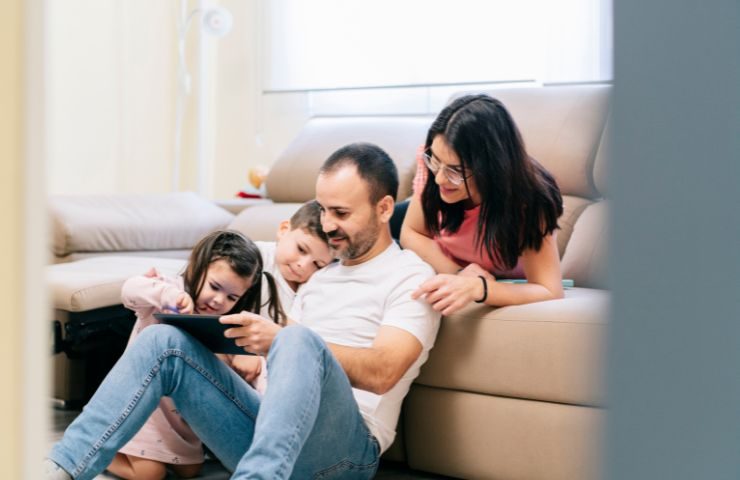 Famiglia radunata in salotto