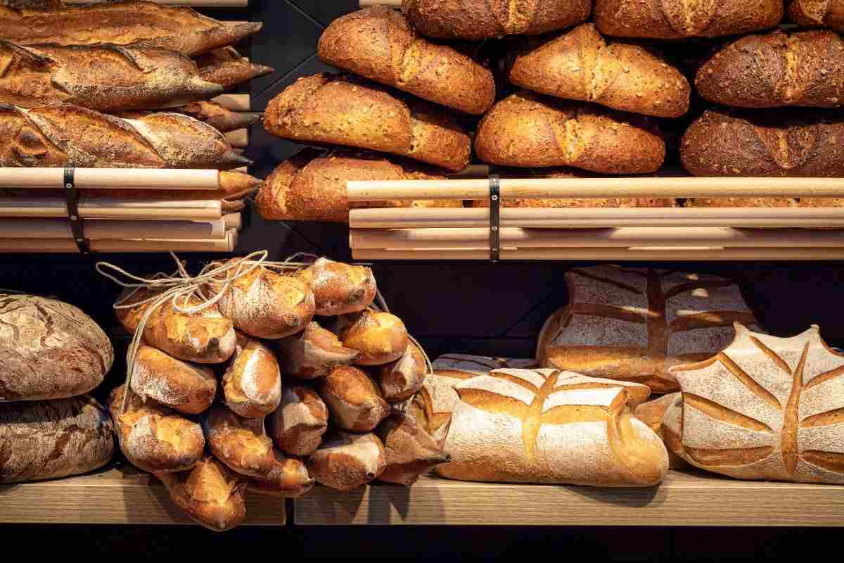 Pane sugli scaffali del supermercato