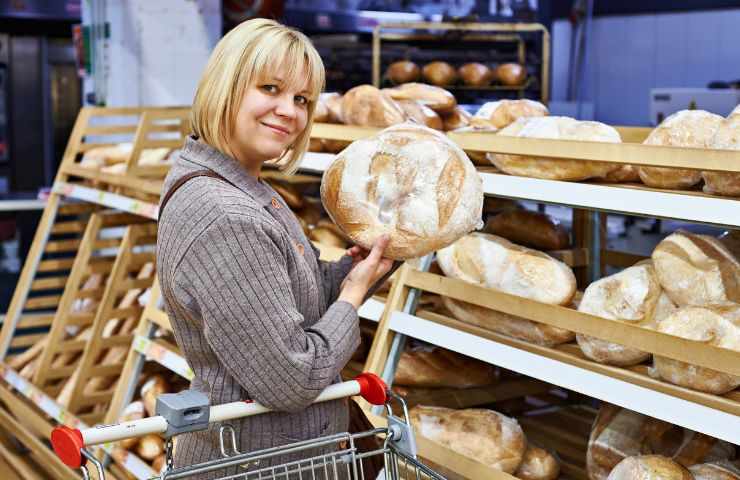 Ragazza acquista pane