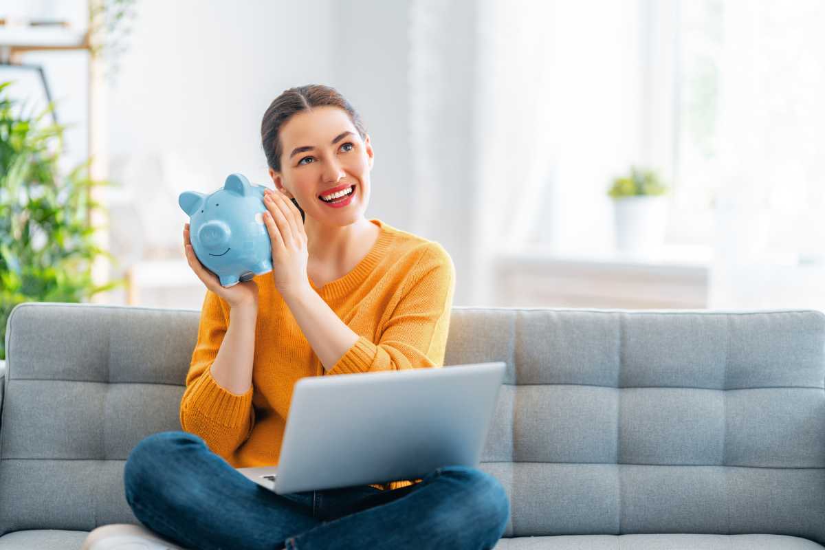 ragazza contenta sul divano